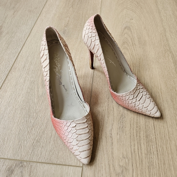Alice + Olivia Dina Ombré Natural & Coral Snakeskin Whipstitch Pumps - Picture 12 of 12